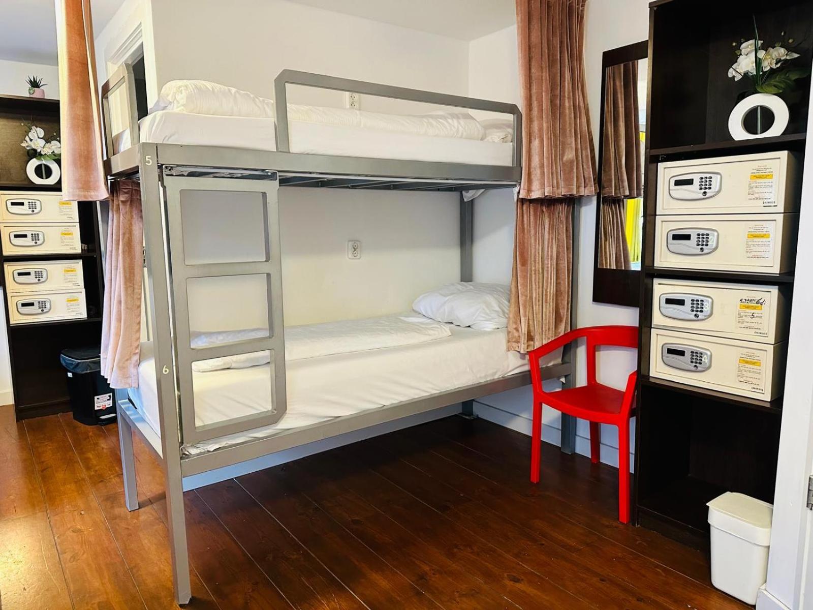 Room Mate Hostel Amsterdam ザーンダム エクステリア 写真