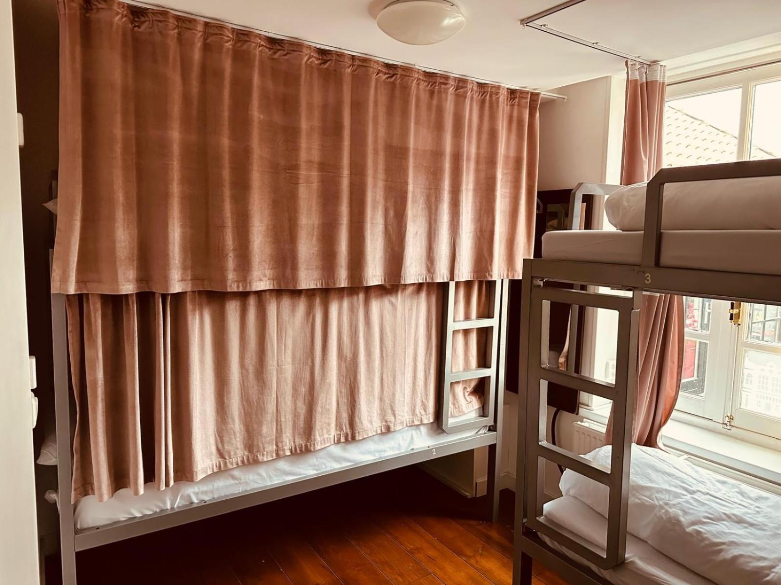 Room Mate Hostel Amsterdam ザーンダム エクステリア 写真