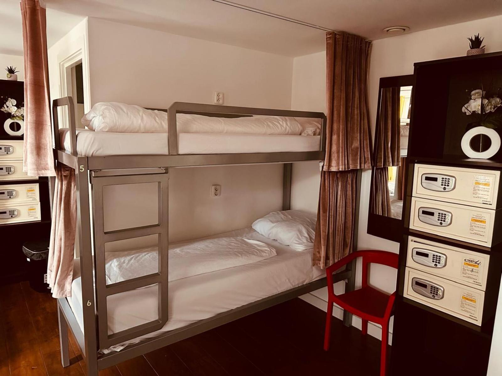 Room Mate Hostel Amsterdam ザーンダム エクステリア 写真