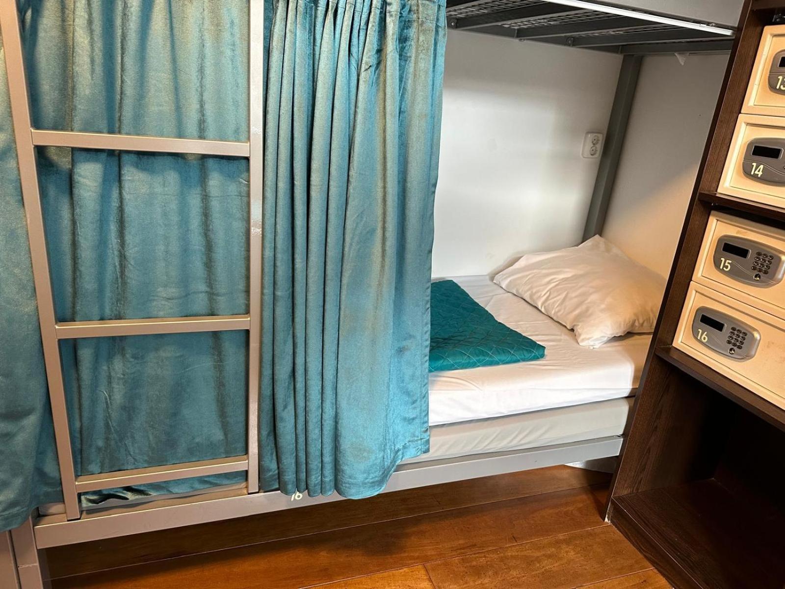 Room Mate Hostel Amsterdam ザーンダム エクステリア 写真